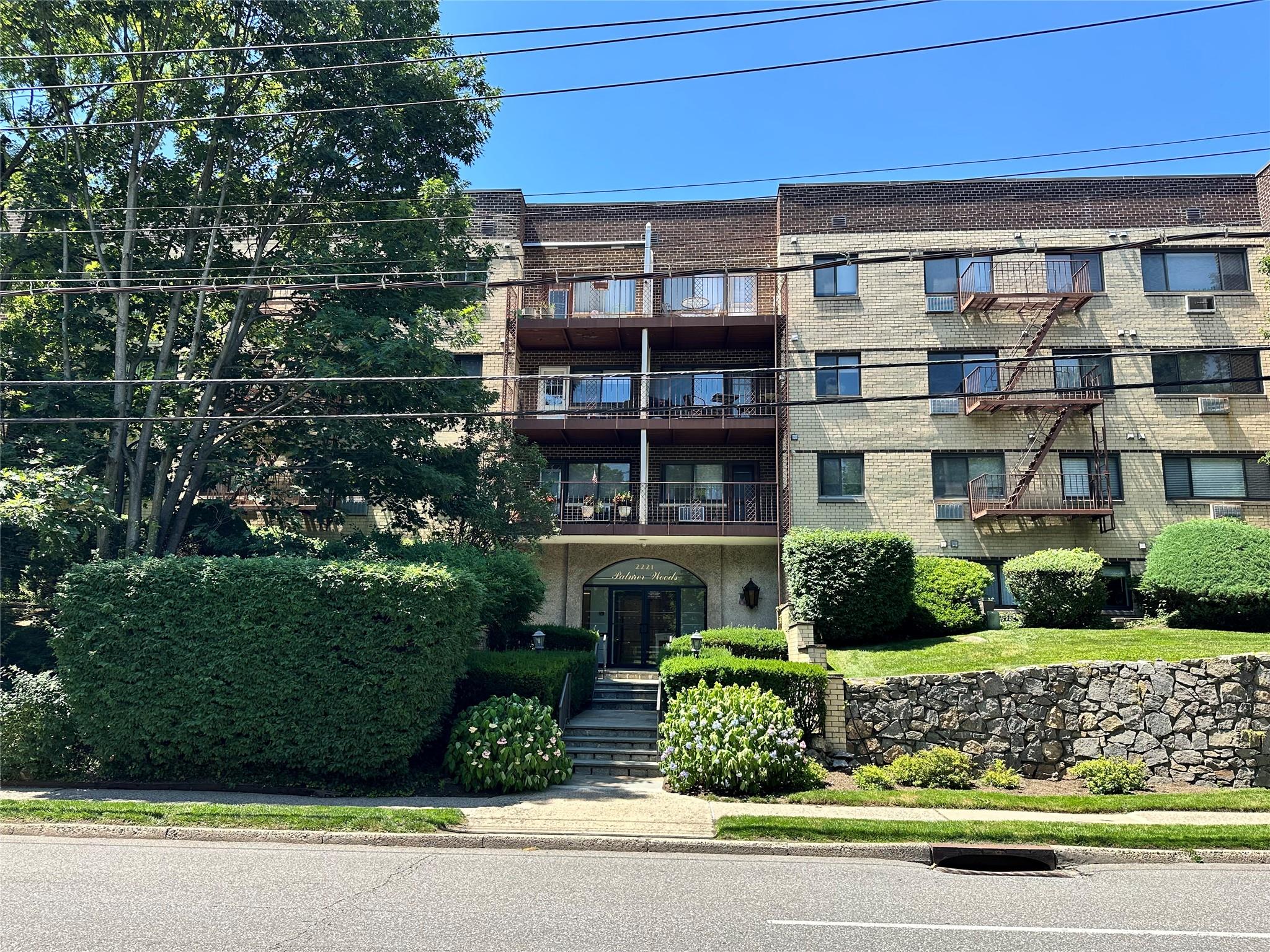 Cozy studio unit at Palmer Woods.  The property is on the border of La...
