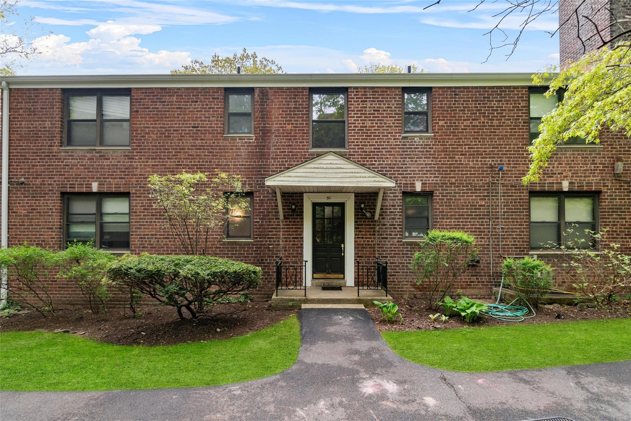 Beautiful garden-style home that lives like a 2 Bedroom.
This lovely h...