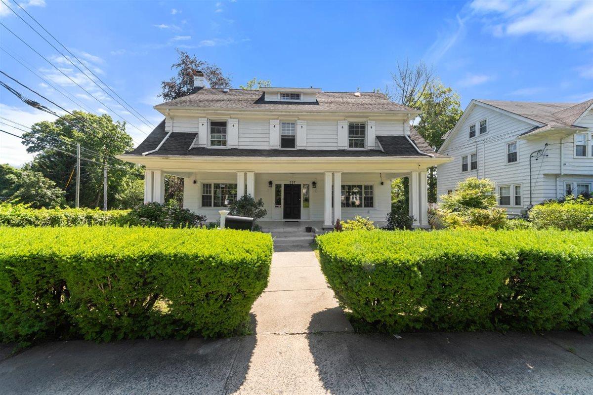 Welcome to your dream Colonial in the heart of Fleetwood! This stunnin...