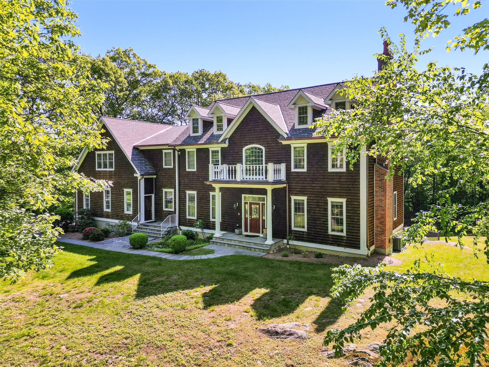 TOWERING OAKS - Circa 2001 Country Colonial with fabulous open floorpl...