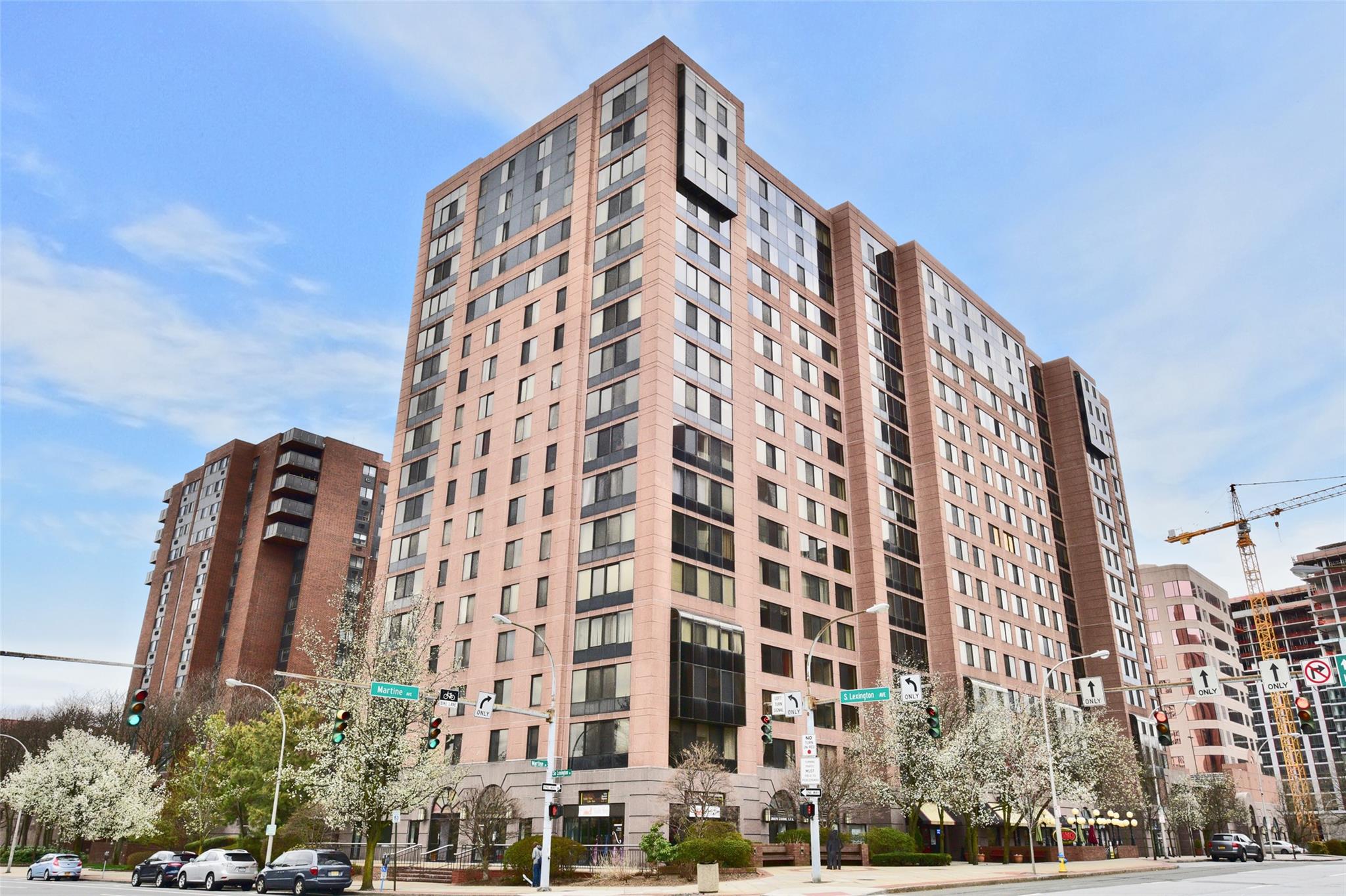 Move right into the desirable, Seasons Condo. Bright & freshly painted...