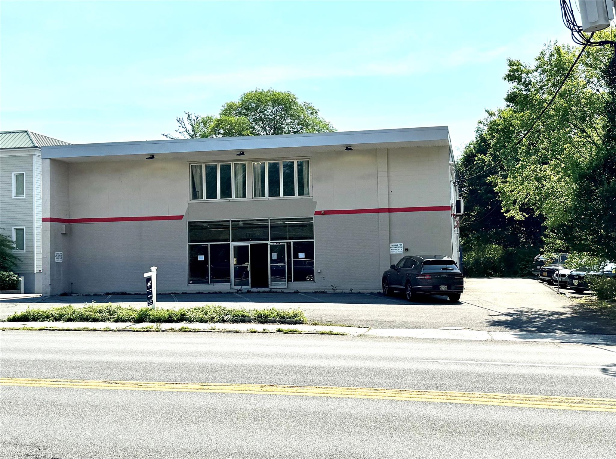 KEY PROPERTY INFORMATION:
8,620SF Freestanding Building
Front and Rear...