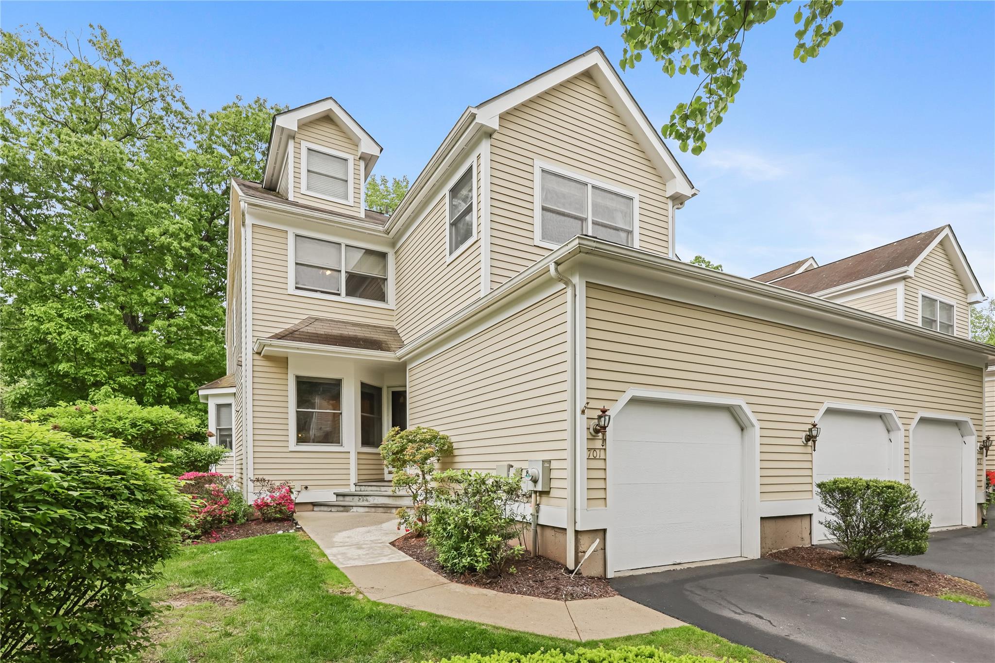 Spacious End Unit Townhome in Scarborough Glen – 4 Levels, Renovated K...