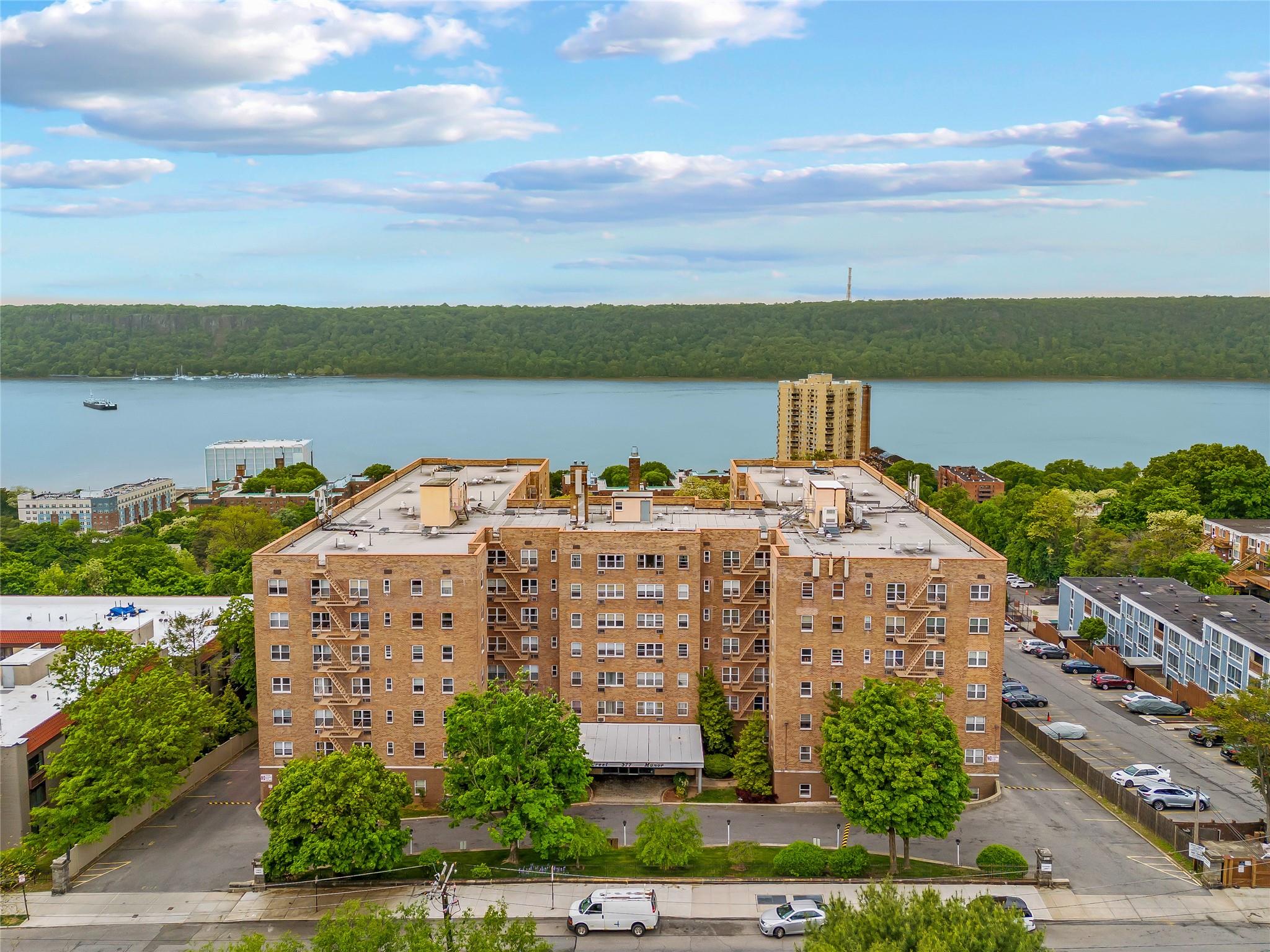 Welcome to 377 N Broadway, a well-maintained mid-century co-op buildin...
