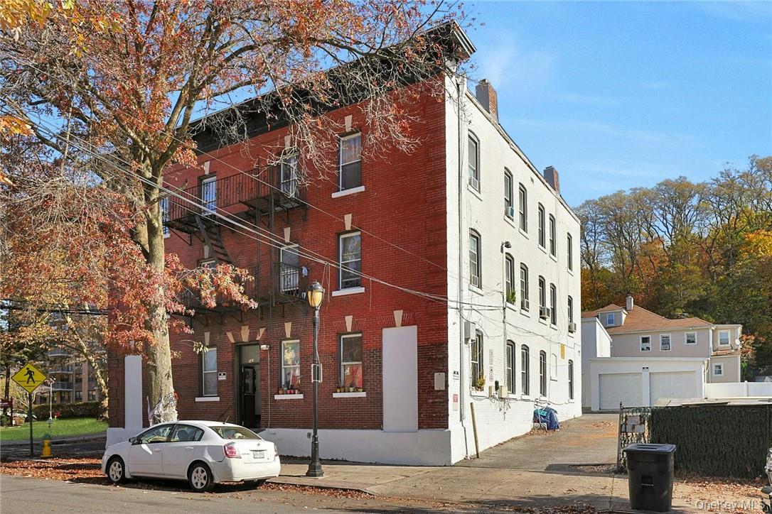 Prime 11-Unit Multi-Family Investment Opportunity! This impressive bri...
