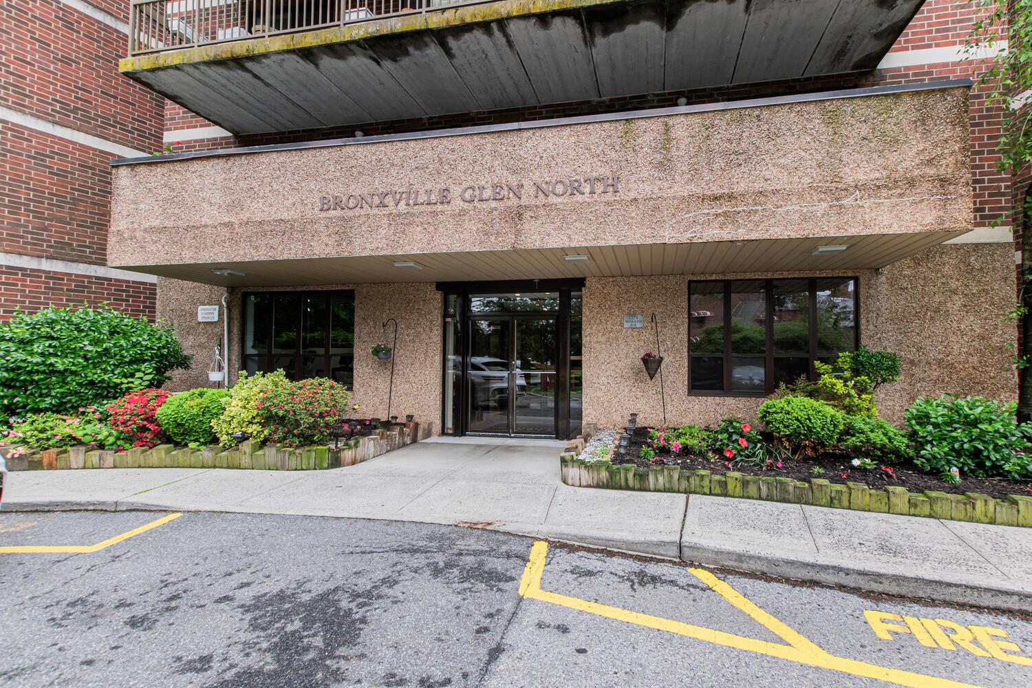 Bright and sunny 2 bed 2 full bath Condo in desirable Bronxville Glen....