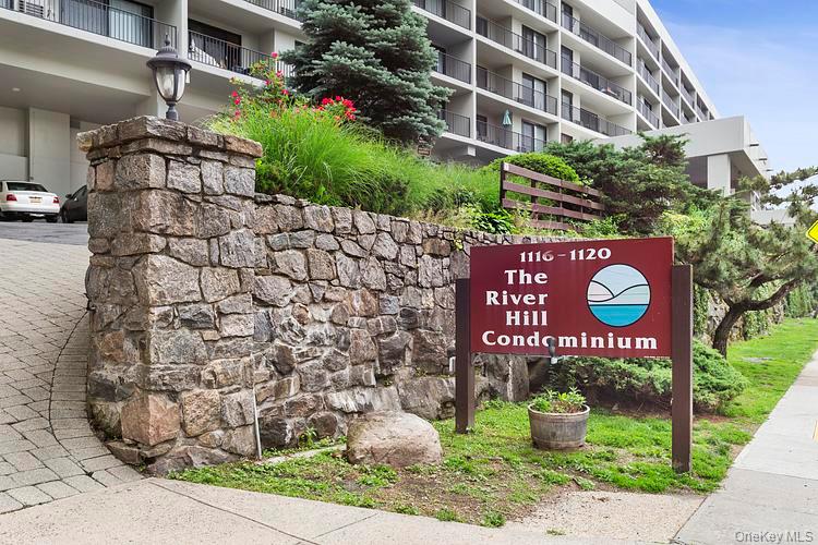 FOR SALE! Beautiful 1 Bedroom/1Bath Condo in the Heart Of Yonkers! Thi...