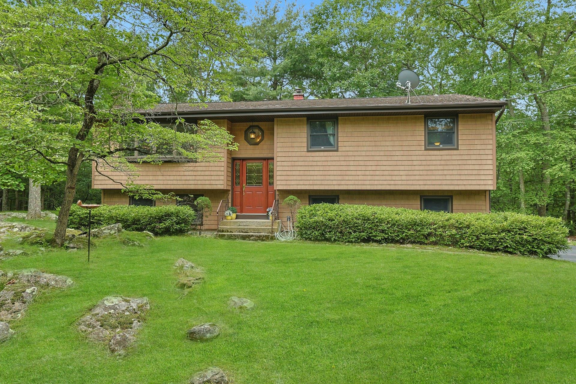 SERENE retreat in beautiful North Salem with Lake Hawthorne privileges...