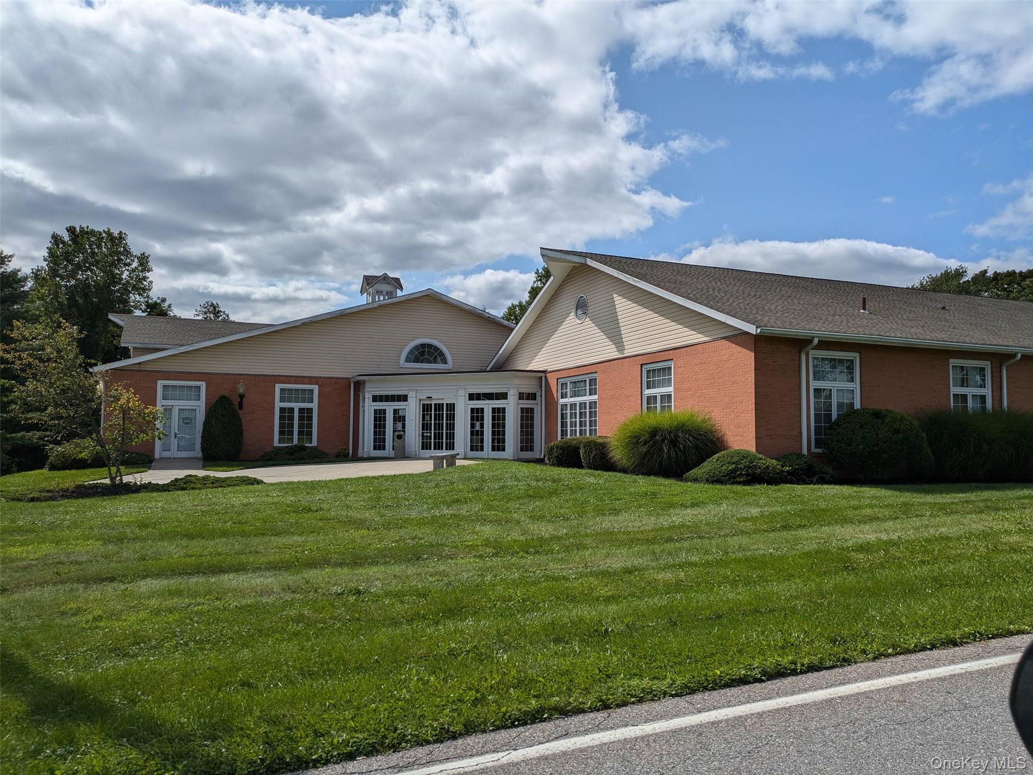 Bright, attractive and modern office. Large windows, lots of parking,...