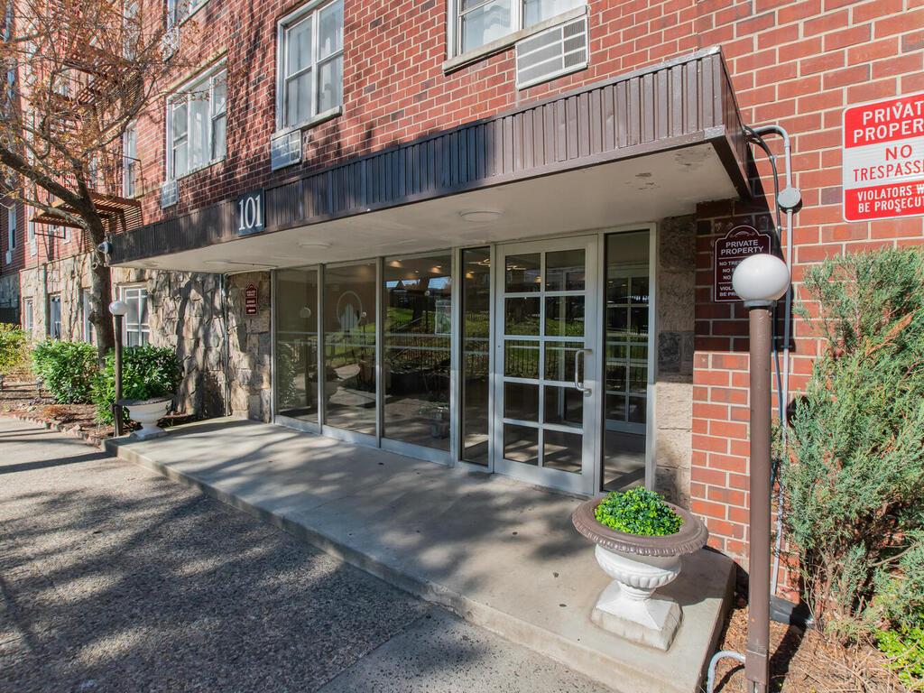 Welcome to this spacious one-bedroom unit in a well-maintained co-op b...