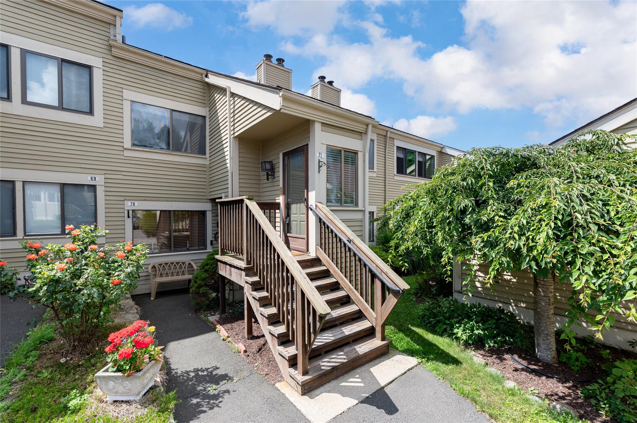 This lovely 2-bedroom, 2-bath home in the Oakridge Development offers...