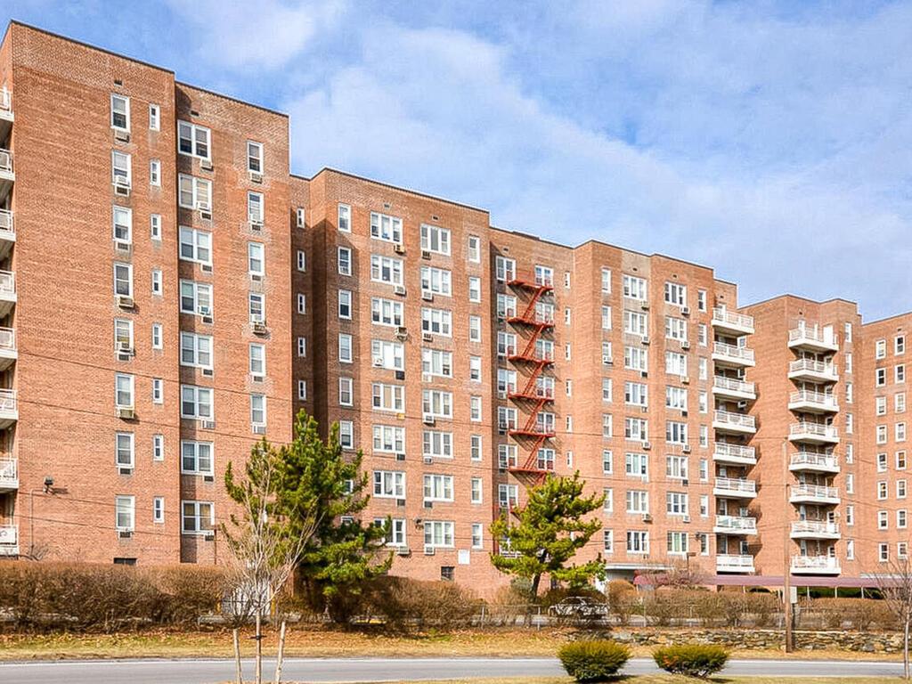 Wonderful opportunity in Parkview to make it your own! Many new update...
