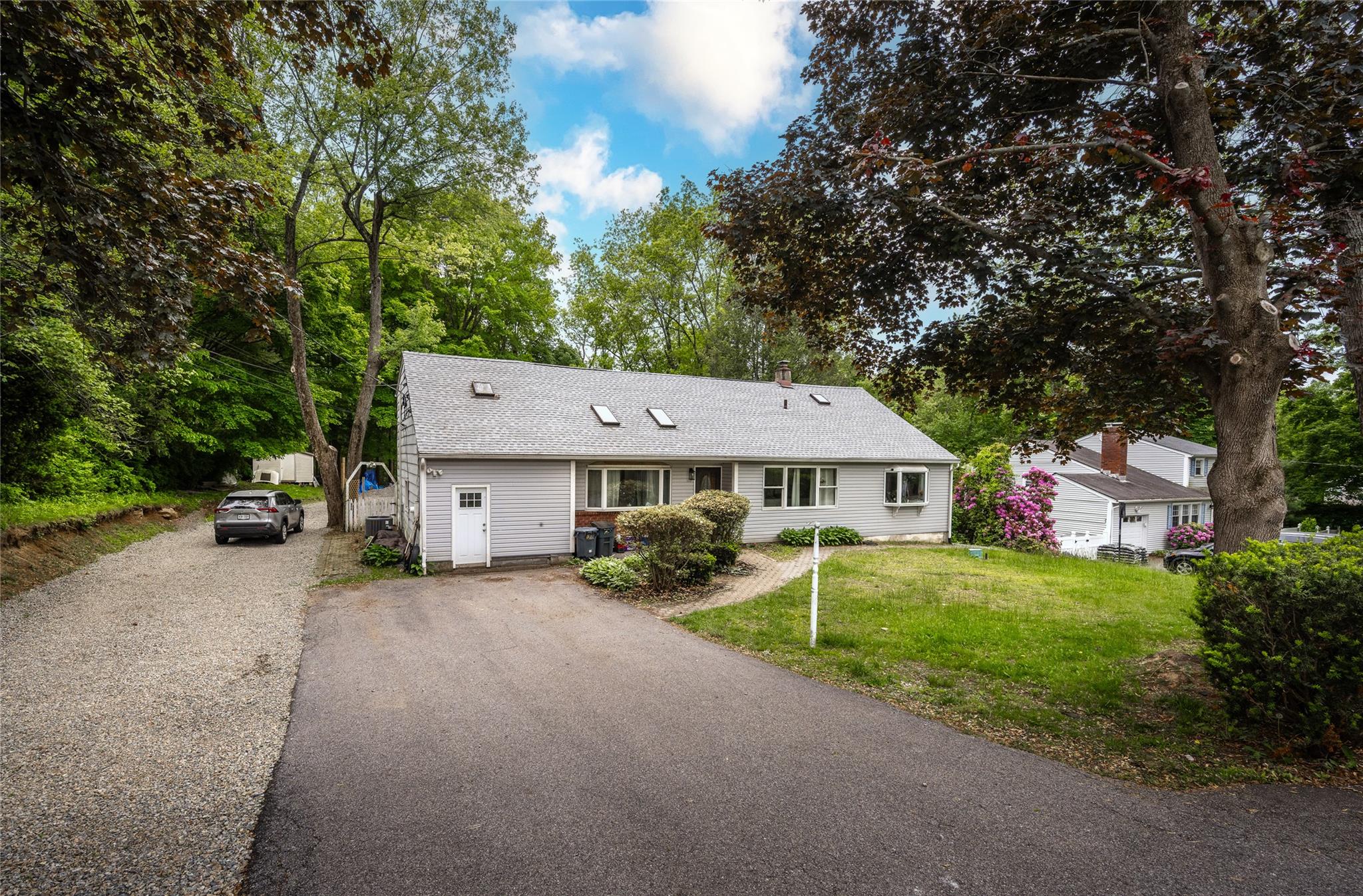 Great house for an extended family - 5 bedrooms. DETACHED BRAND NEW OV...