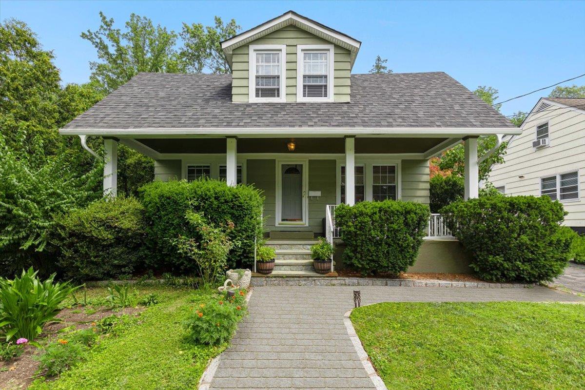 Nestled in the desirable Prospect Park neighborhood of White Plains, t...