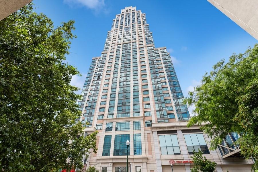 It's all about the views! Hurry to this stunning apartment in the hear...