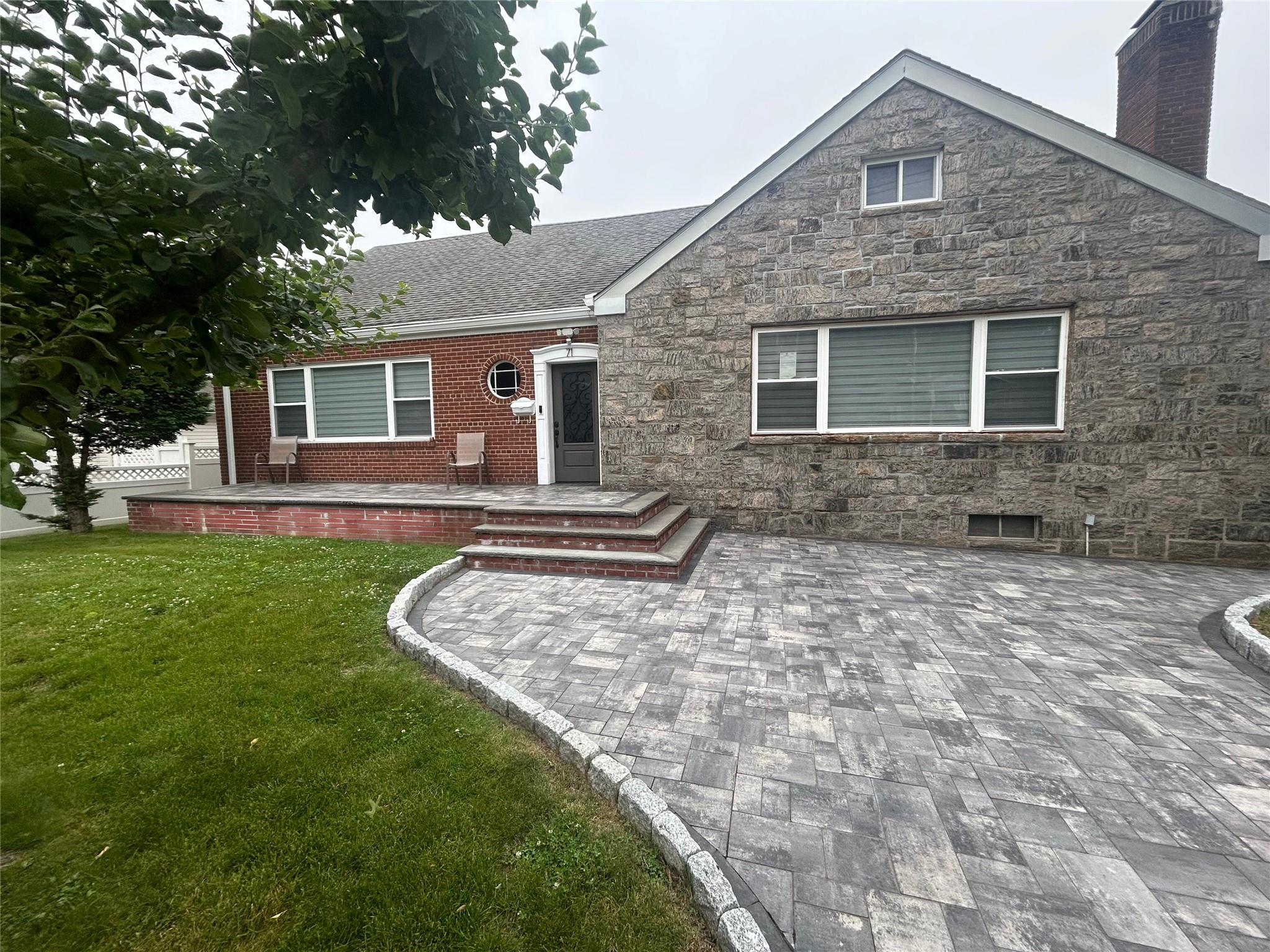 Enjoy modern and spacious living. An open concept kitchen equipped wit...