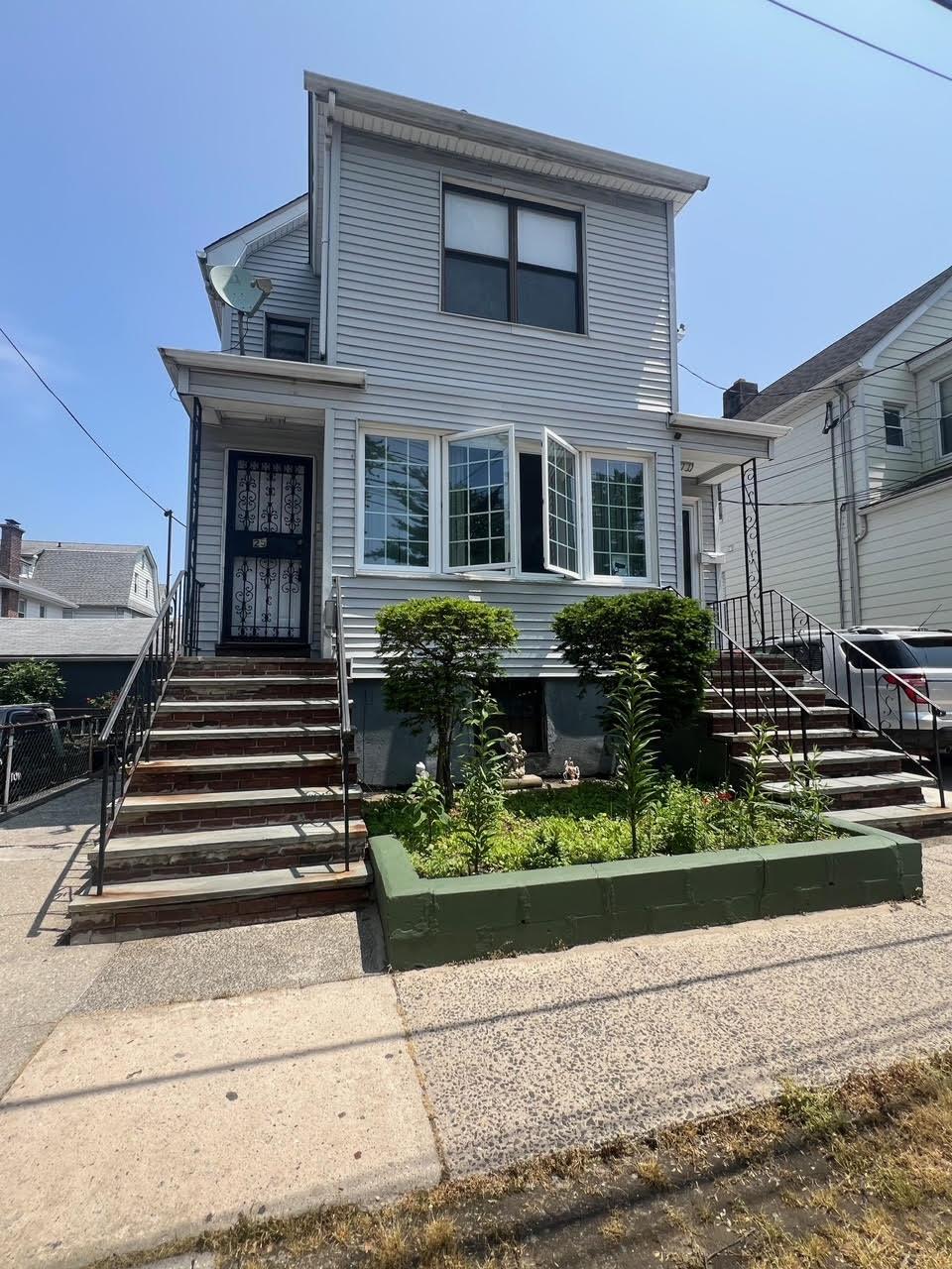 Welcome to your new home in the peaceful Lincoln Park North neighborho...