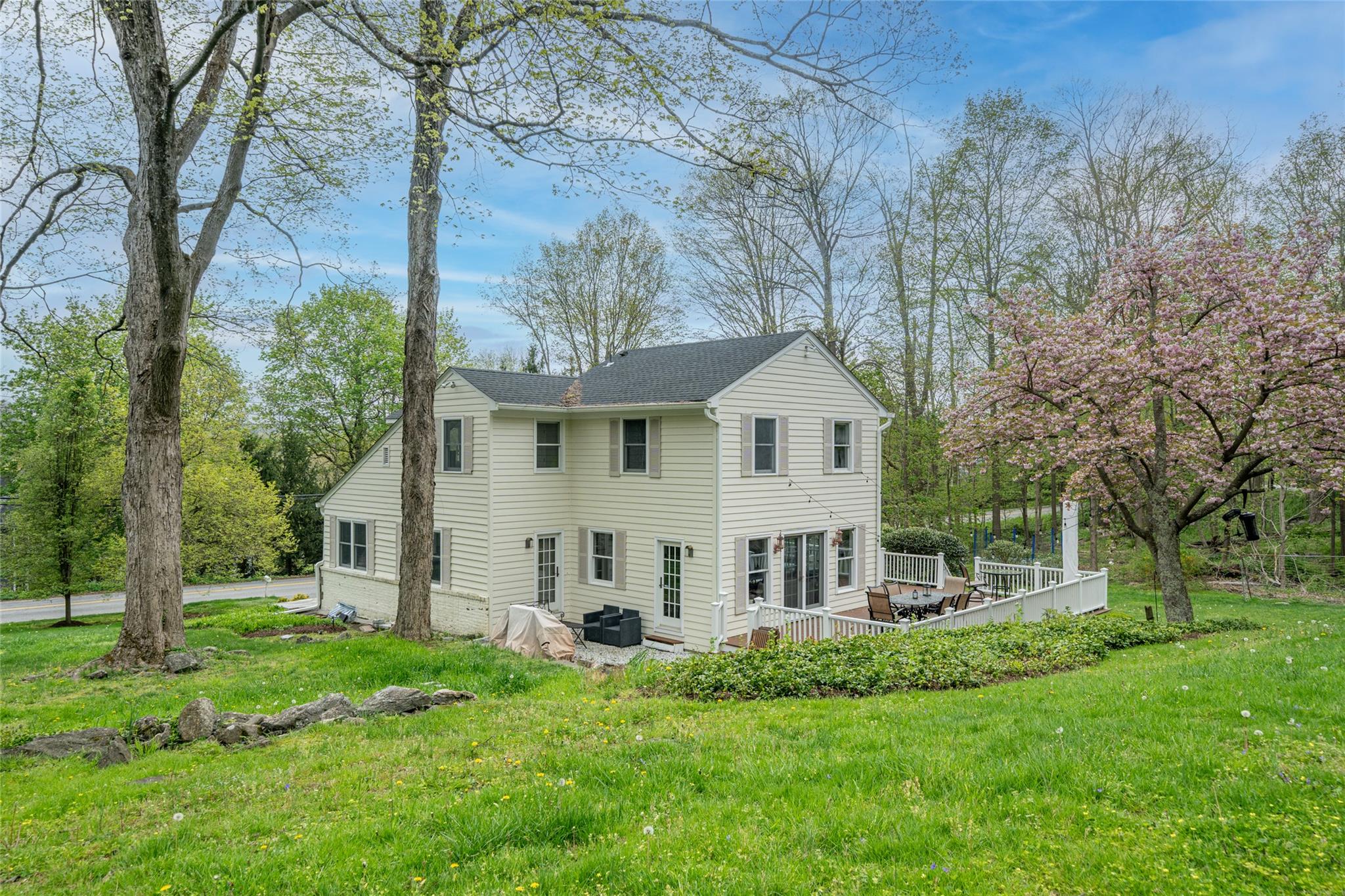 Move right in to this bright and sunny recently renovated 4 bedroom ho...
