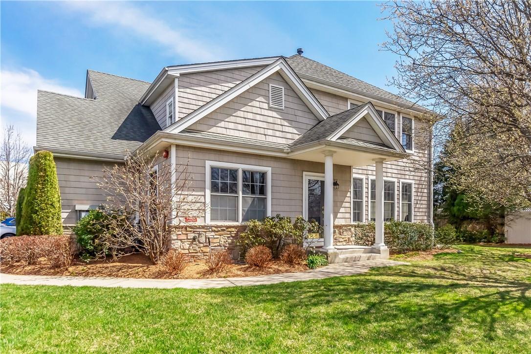 END UNIT A MUST SEE:  Natural Light and Sunshine. Luxurious Resort Sty...