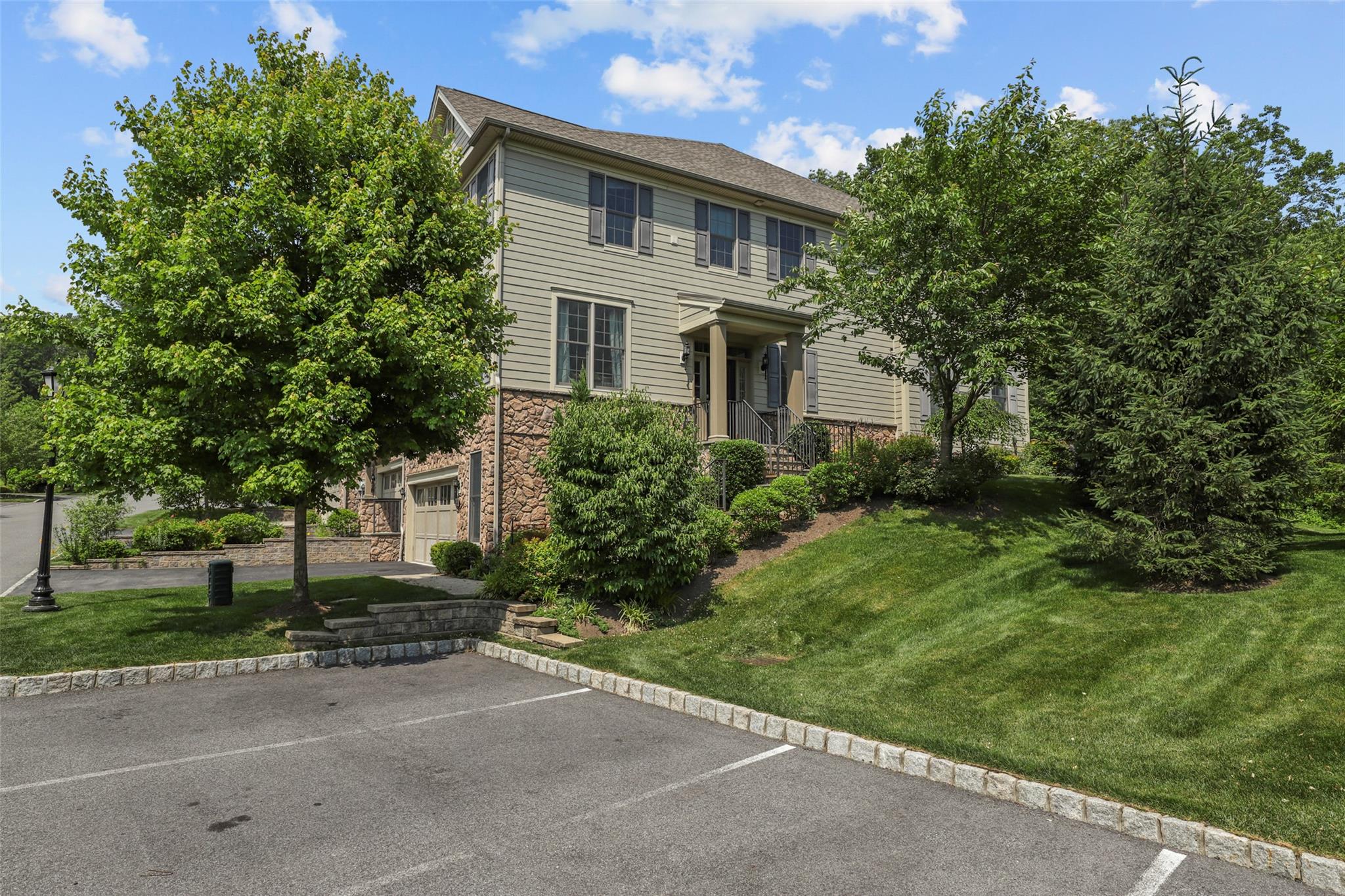 Spacious end unit townhome with 2 bedrooms plus office in Valeria with...