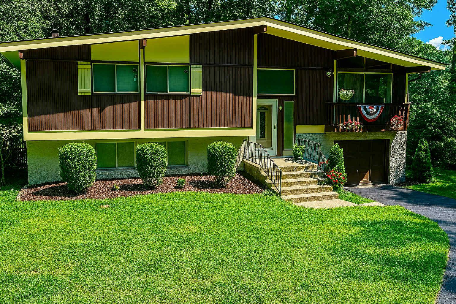 Contemporary bi-level 4 beds 2 Bath home. Enjoy comfort and sophistica...