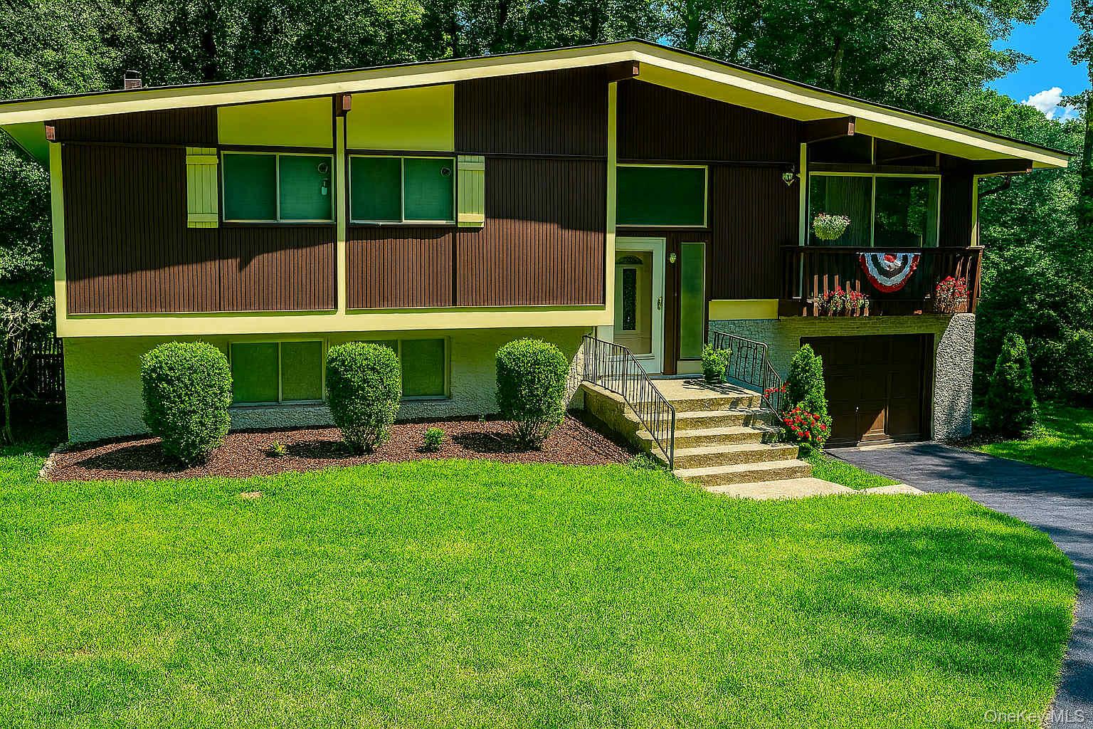 Contemporary bi-level 4 beds 2 Bath home. Enjoy comfort and sophistica...