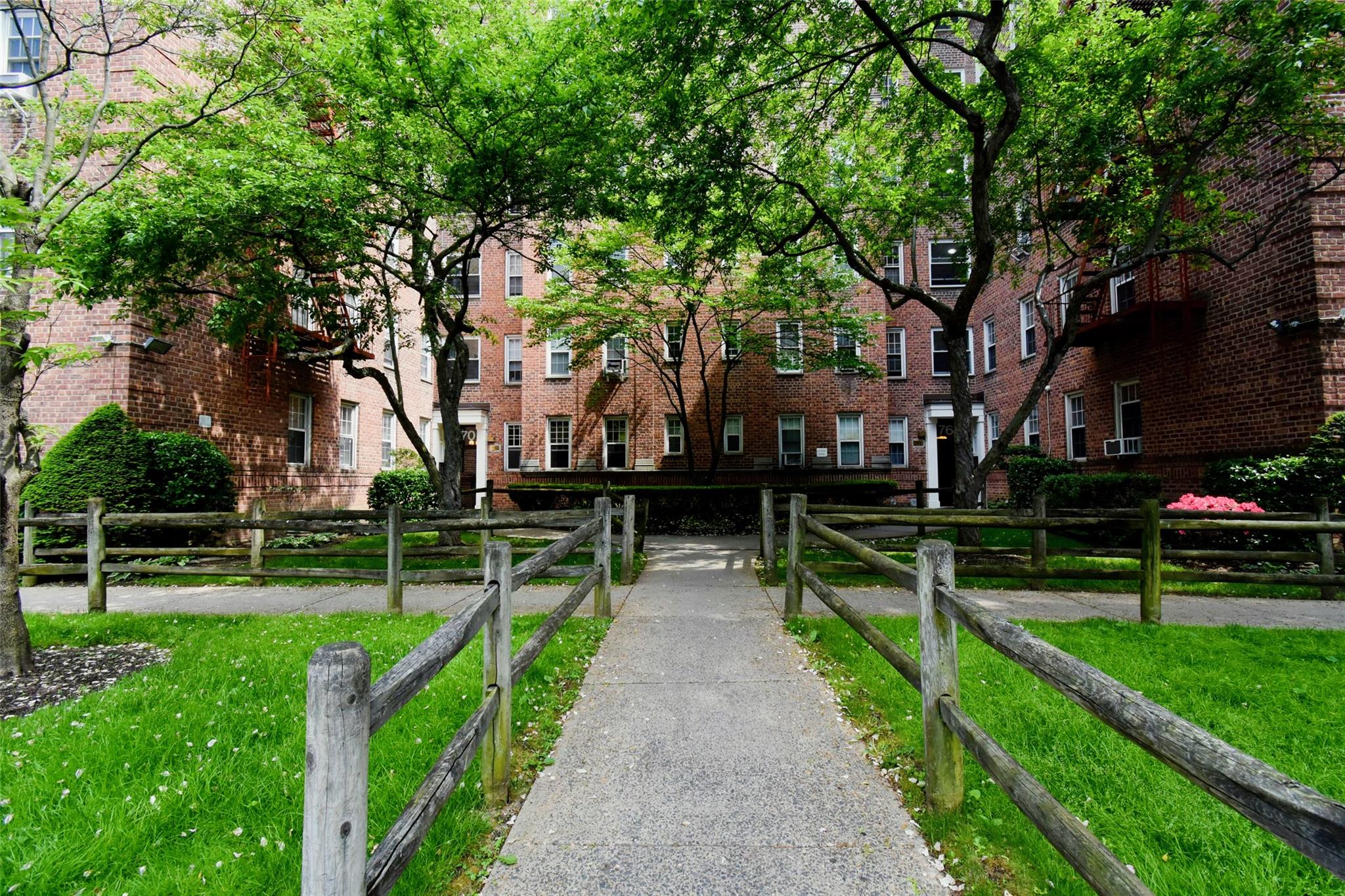 Commuters Delight! LOW MAINTENANCE ** This move in ready sunny and spa...