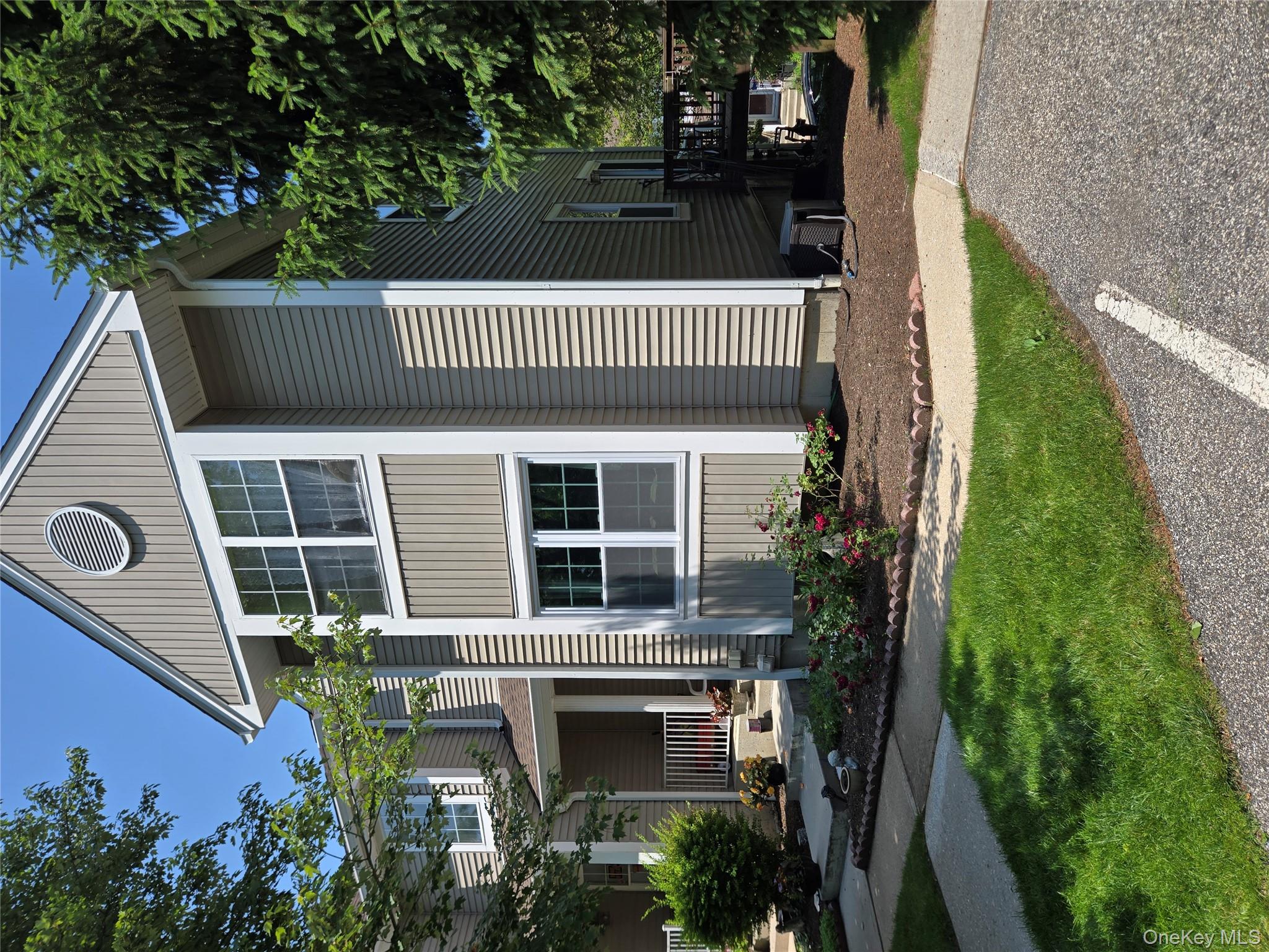 A spacious and extremely comfortable townhouse for rent is located in...