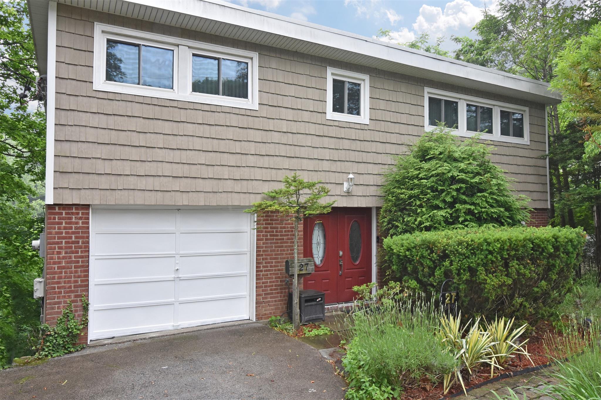 4 Bedroom Hilltop Contemporary - Dobbs Ferry, NY - 1,800 sq ft, 4 BR,...