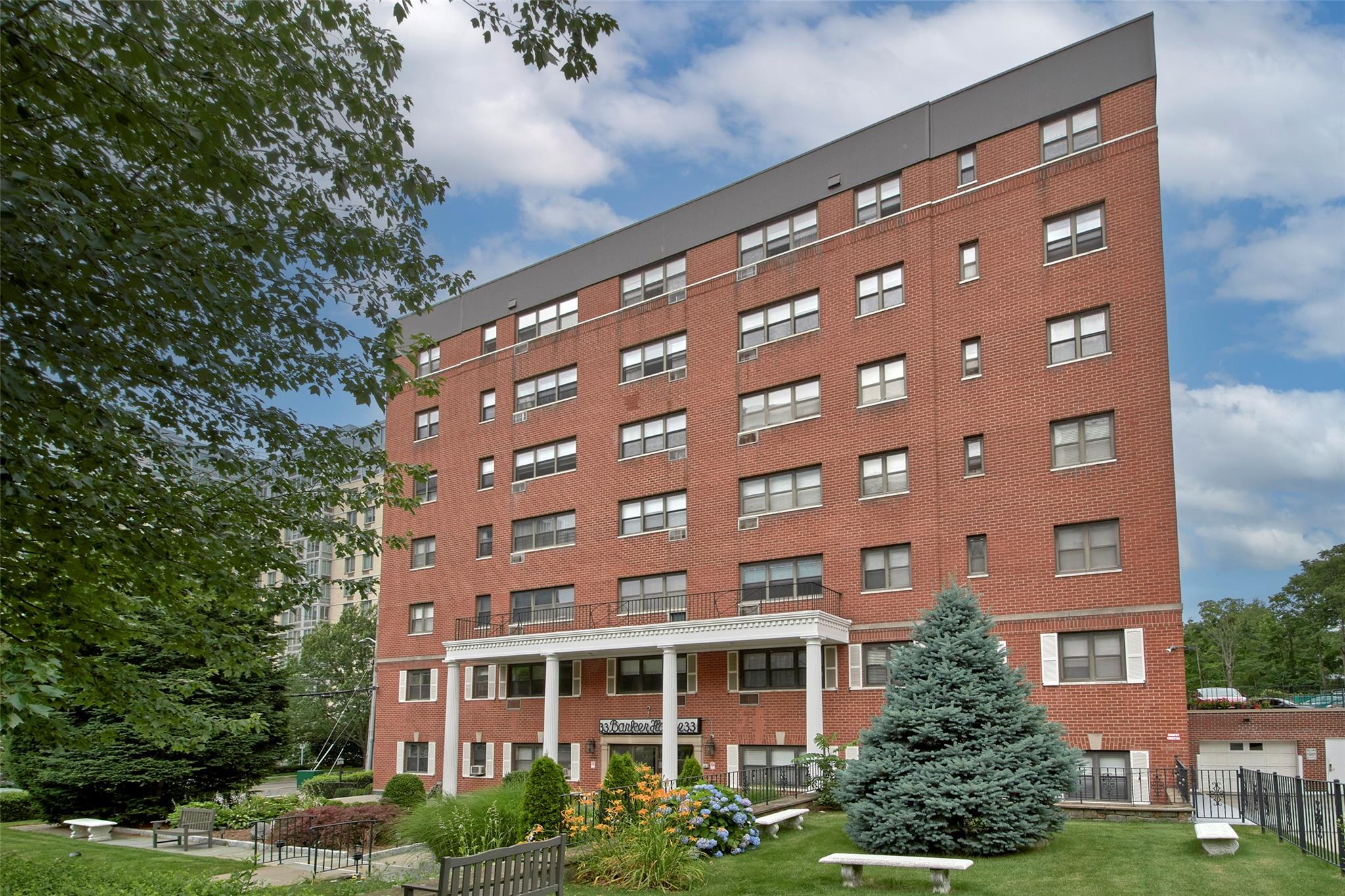 Bright and spacious 1-Bedroom Co-op in the heart of downtown White Pla...