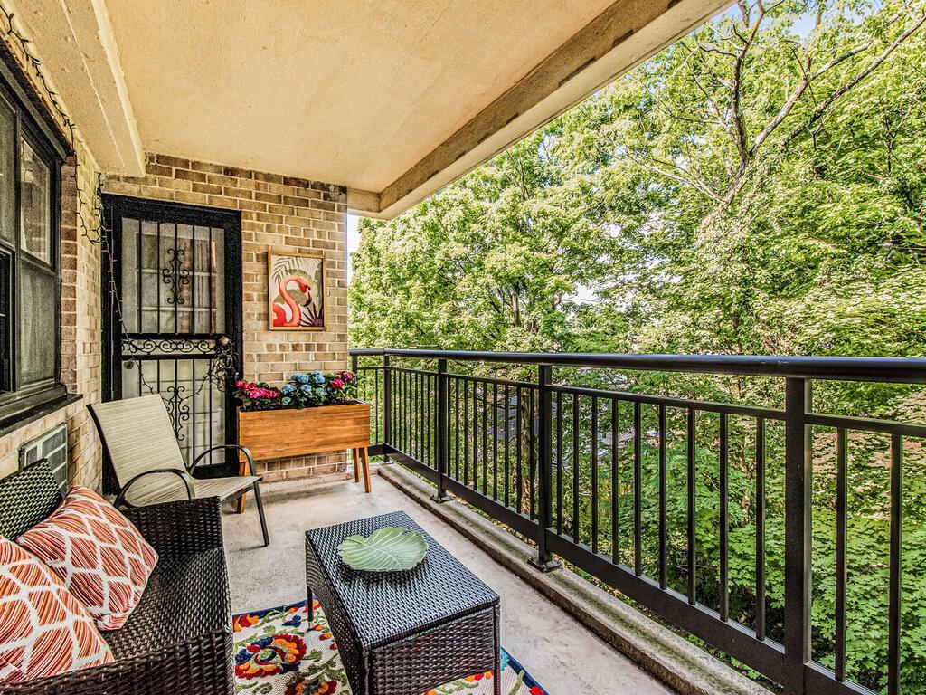 Beautifully maintained 2 bedroom/1 bath unit located at the heart of C...