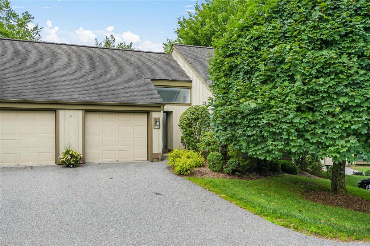 Welcome to Fabulous Heritage Hills!  Step into this bright and beautif...