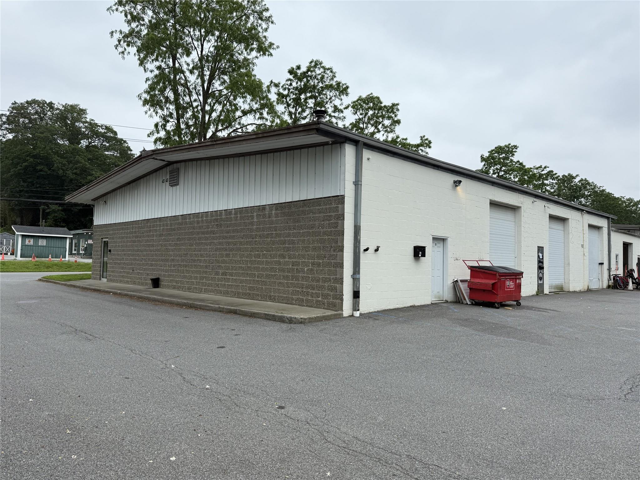 Includes 32'x40' with 9x12 ft overhead door, 1280 sf. Apx. 15 ft. ceil...