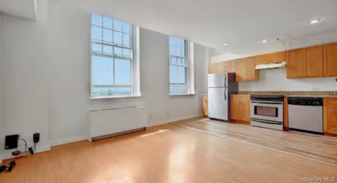 Duplex, Open Floor Plan. 2 walk-in closets. Entirely Renovated! 2 LEVE...