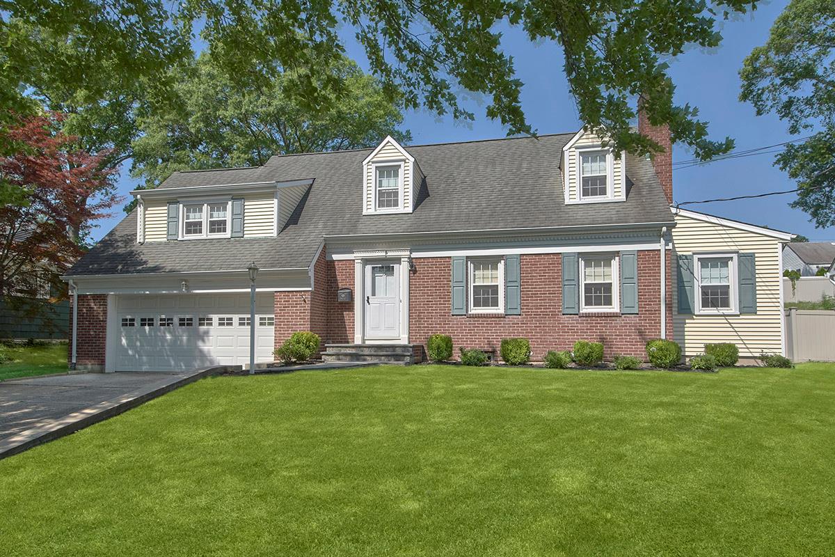 Welcome to 19 Cloverdale in North White Plains.  This brick front side...