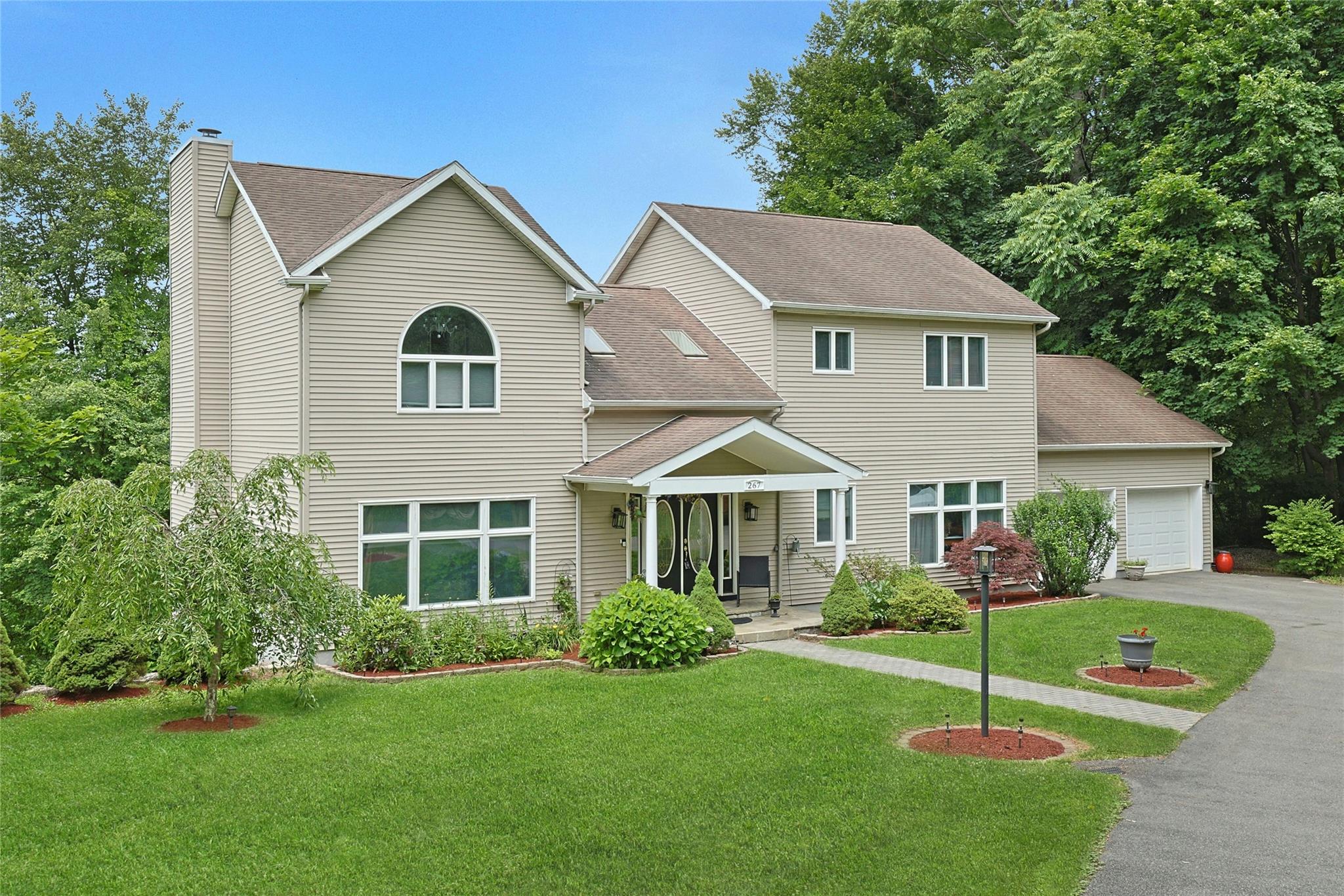 This stunning 3 Bed 2,5 Bath colonial/ contemporary  boasts a bright...