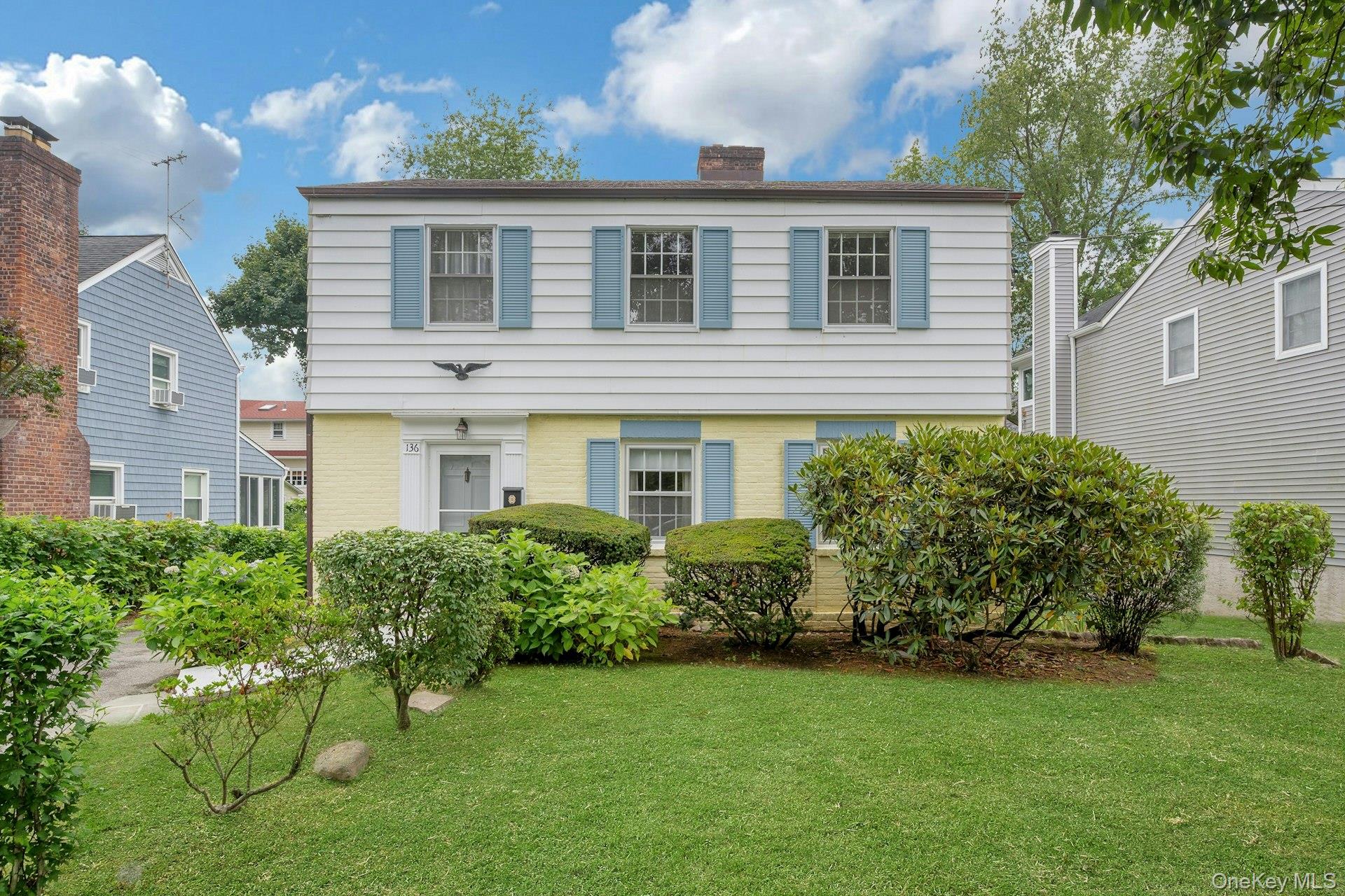 This lovely house rental is nestled in the Scarsdale community & schoo...