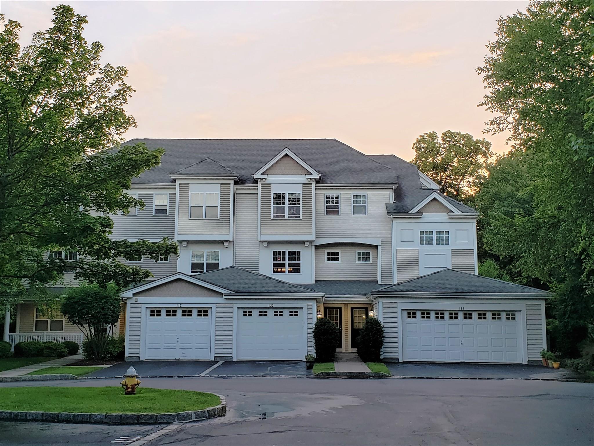 Great location steps away from the riverfront! Beautiful and sunny bi-...