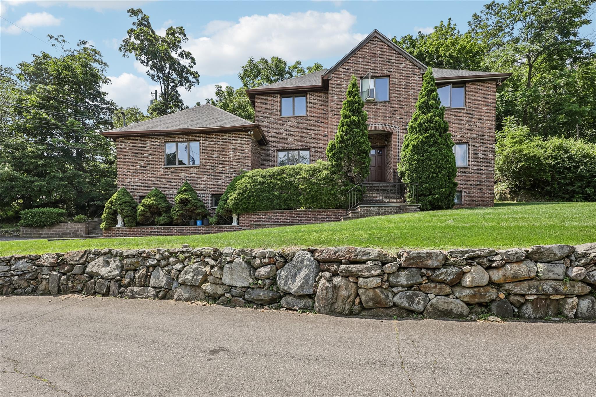 Welcome to 1 Thomas Court, Scarsdale, constructed in 1995, where space...