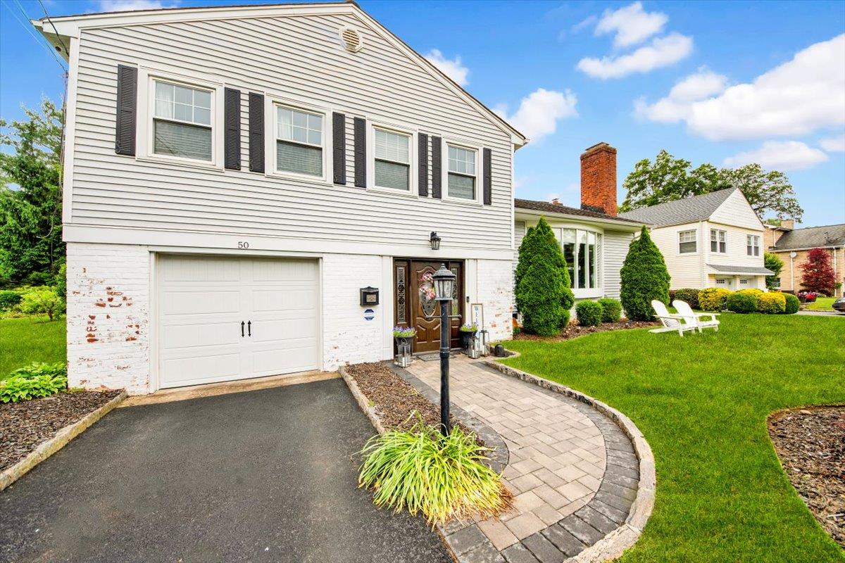 ~Immaculate 3-Bedroom Home Backing Onto Golf Course in Coveted Eastche...