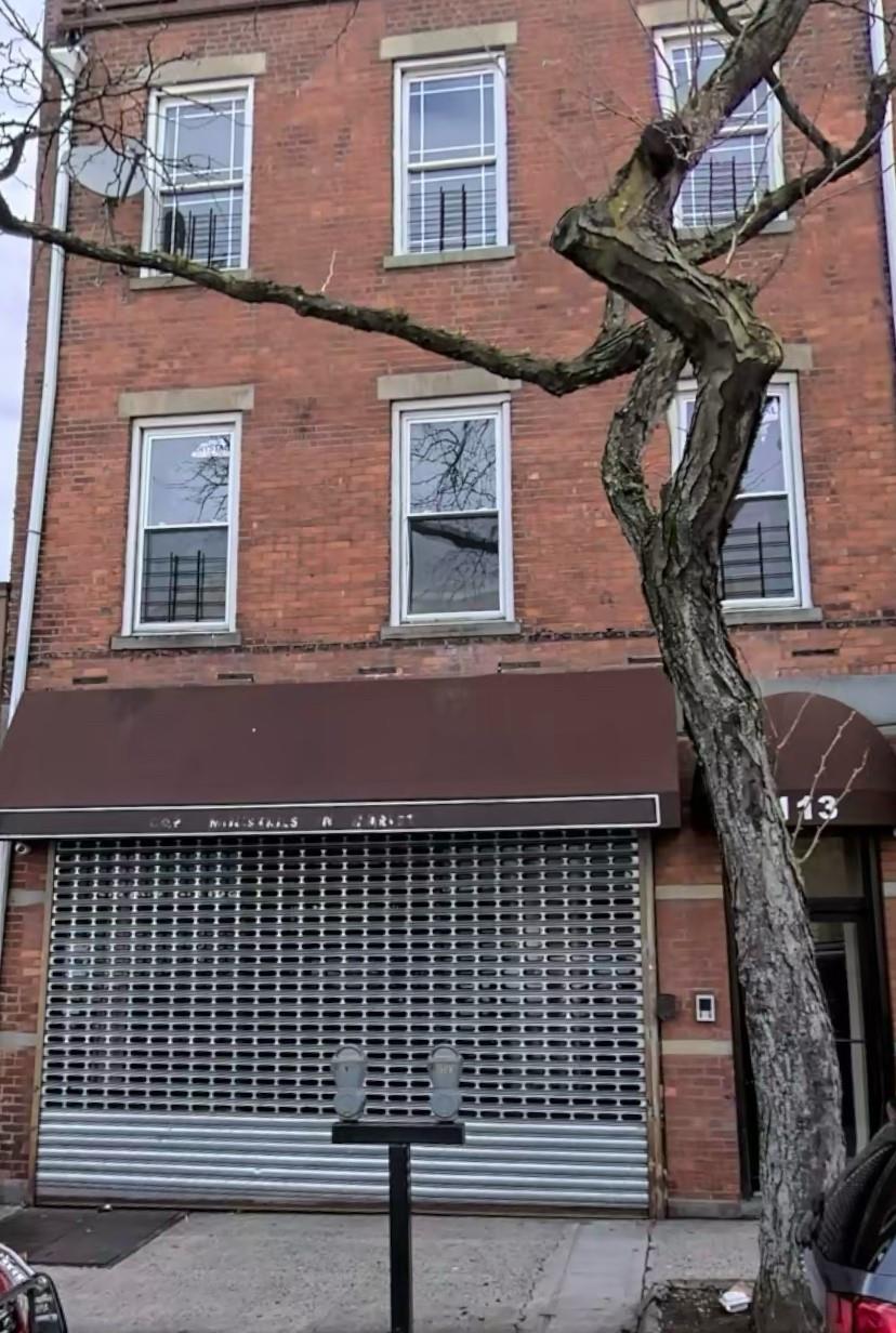 Take a look at this 3-bedroom apartment featuring an additional railro...