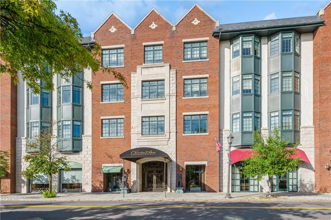 This beautifully refreshed 2 bedroom/2.5 bath condo in Scarsdale's cov...