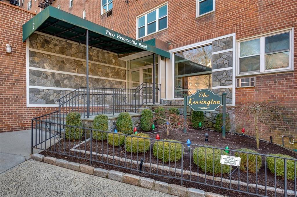 Welcome to 2 Bronxville Rd, apartment 4L!
This sun-filled, beautifully...