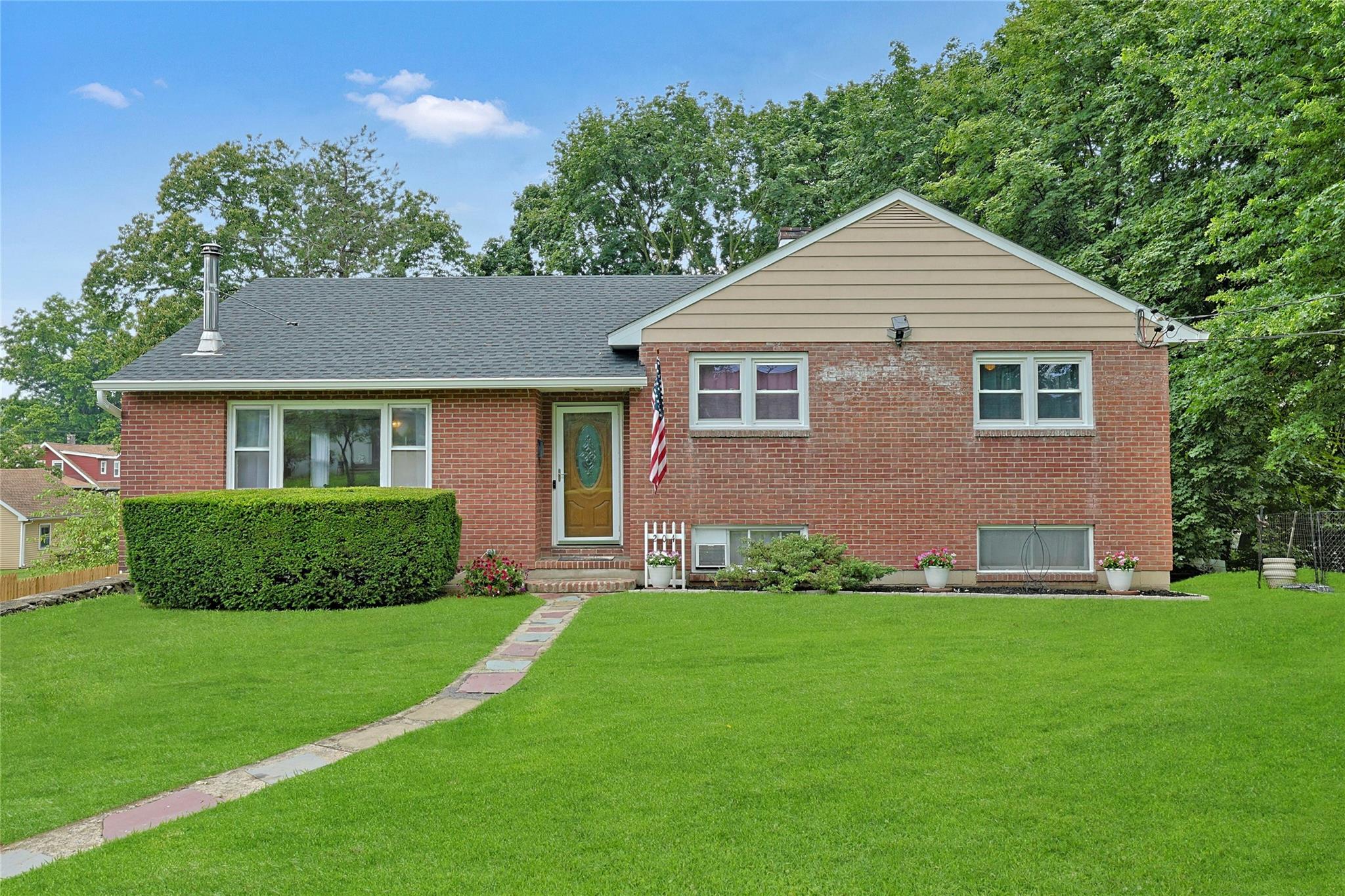 ACCEPTED OFFER.    Inviting Buchanan Split-Level with Finished Basemen...