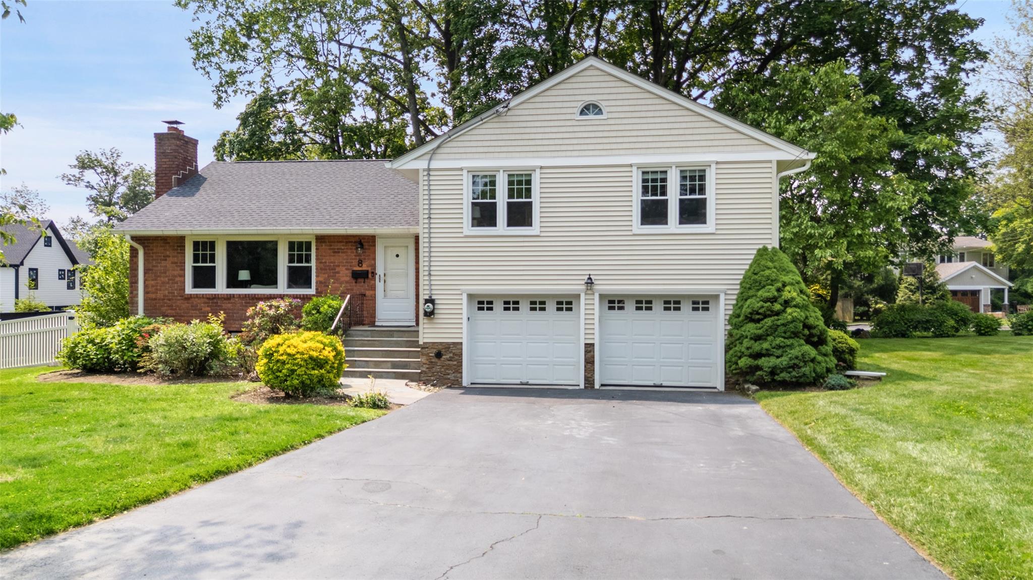 8 Elm Hill Drive is situated on a perfect level manicured lot. This 3...