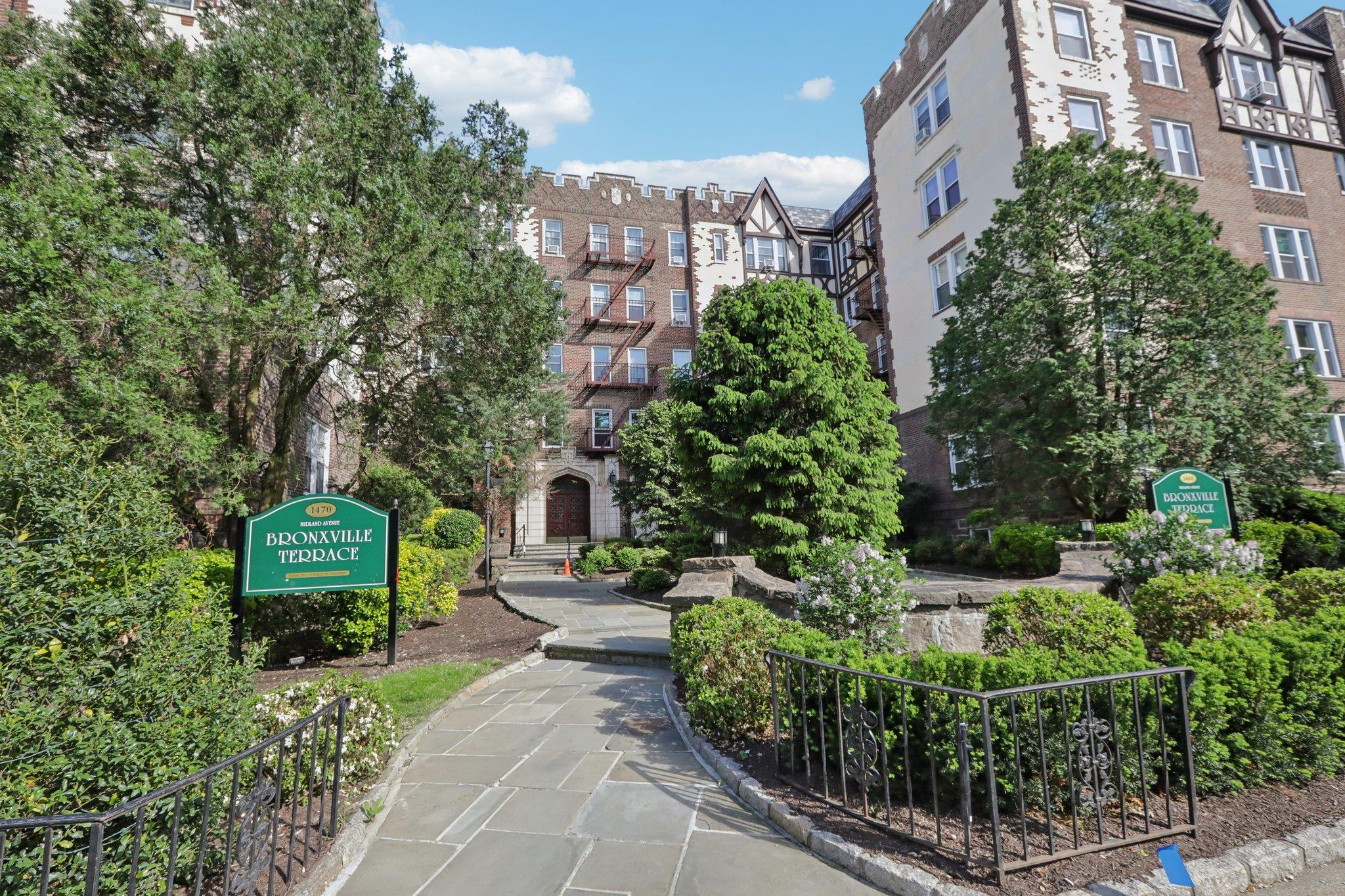 Modern Comfort Meets Pre-War Elegance
Welcome to this delightful 1-bed...