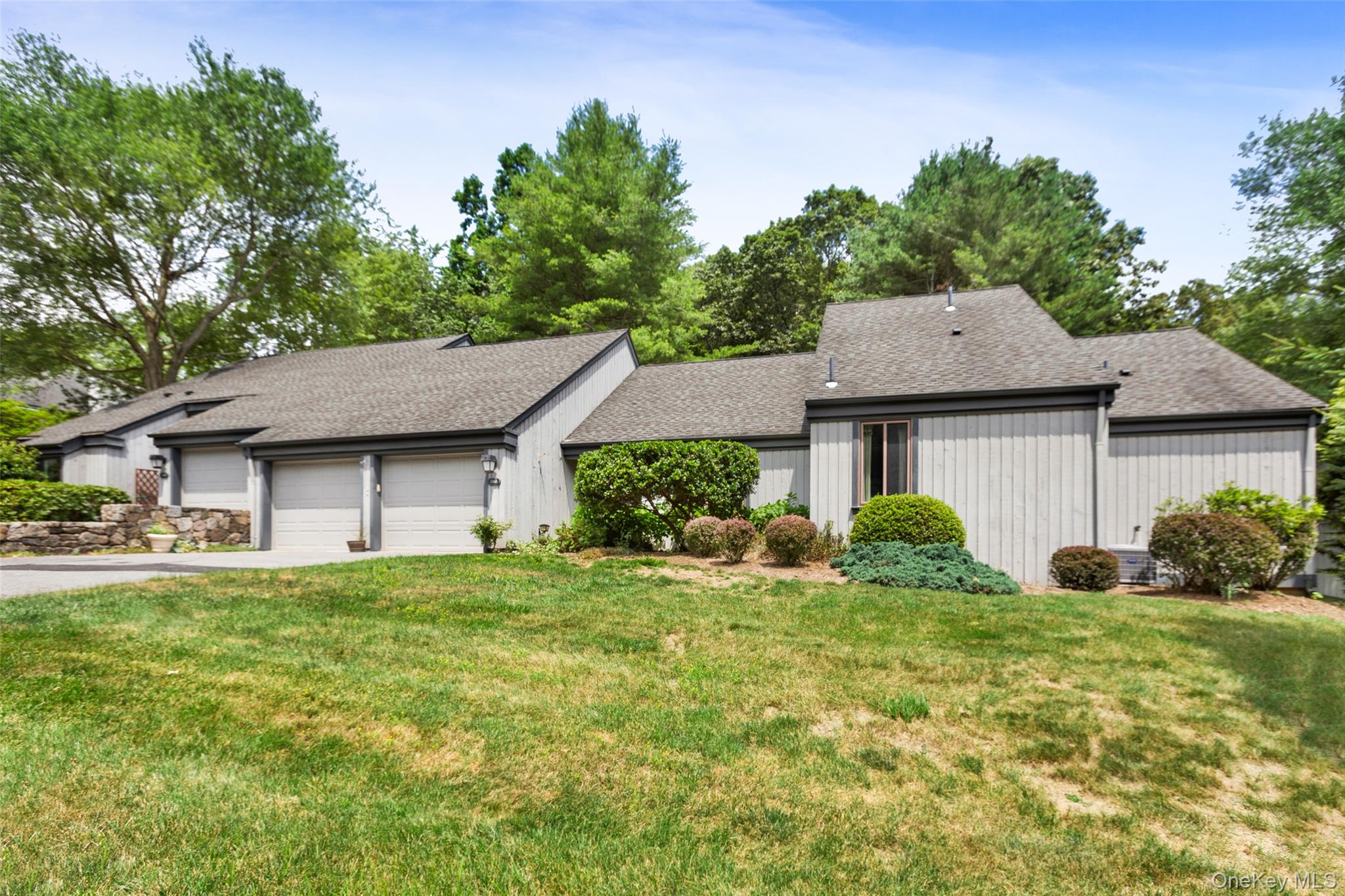 Located in the sought after community of Heritage Hills, this 3 bedroo...