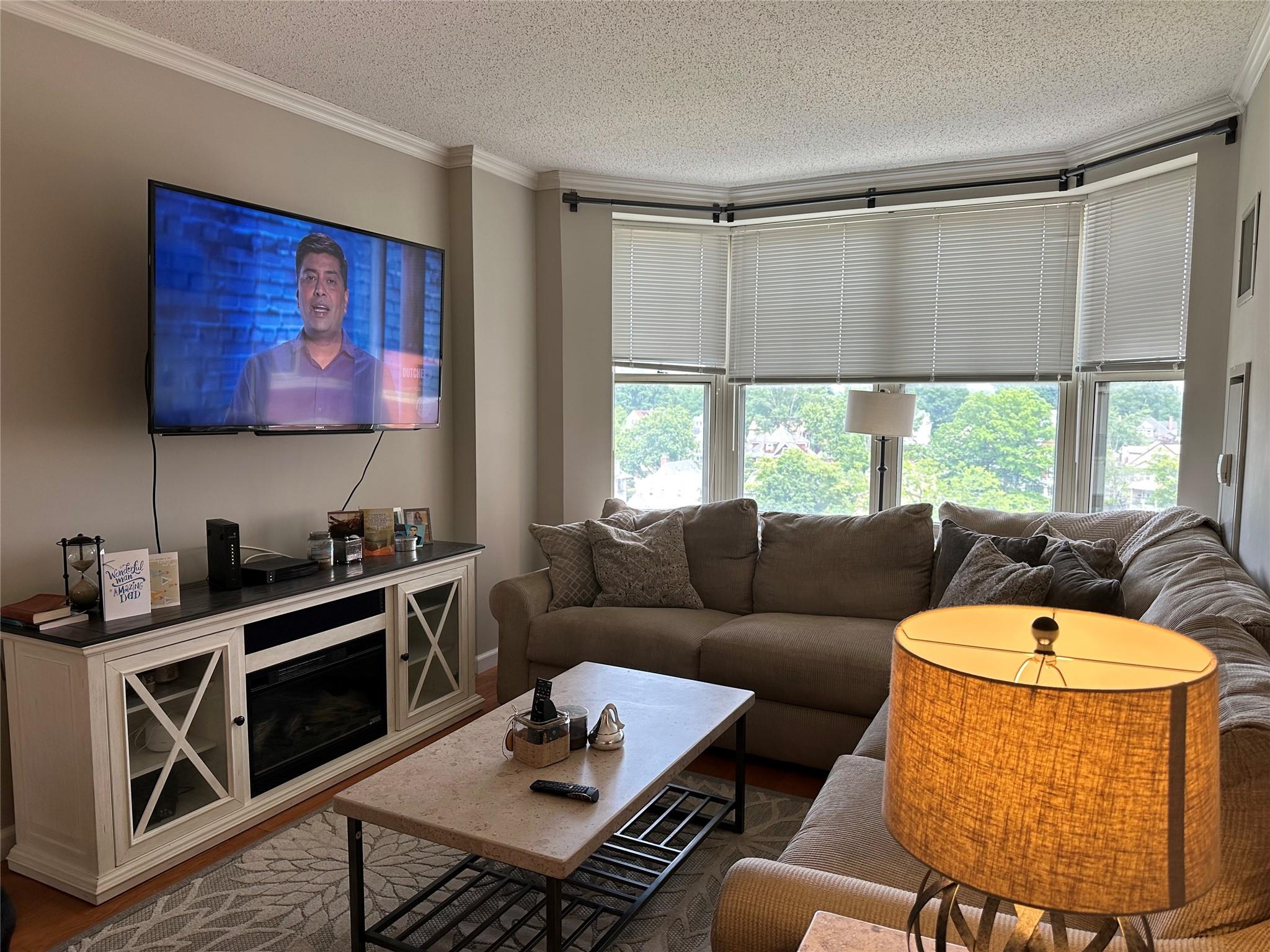 Do not miss out on this fantastic rental! Spacious end unit with natur...