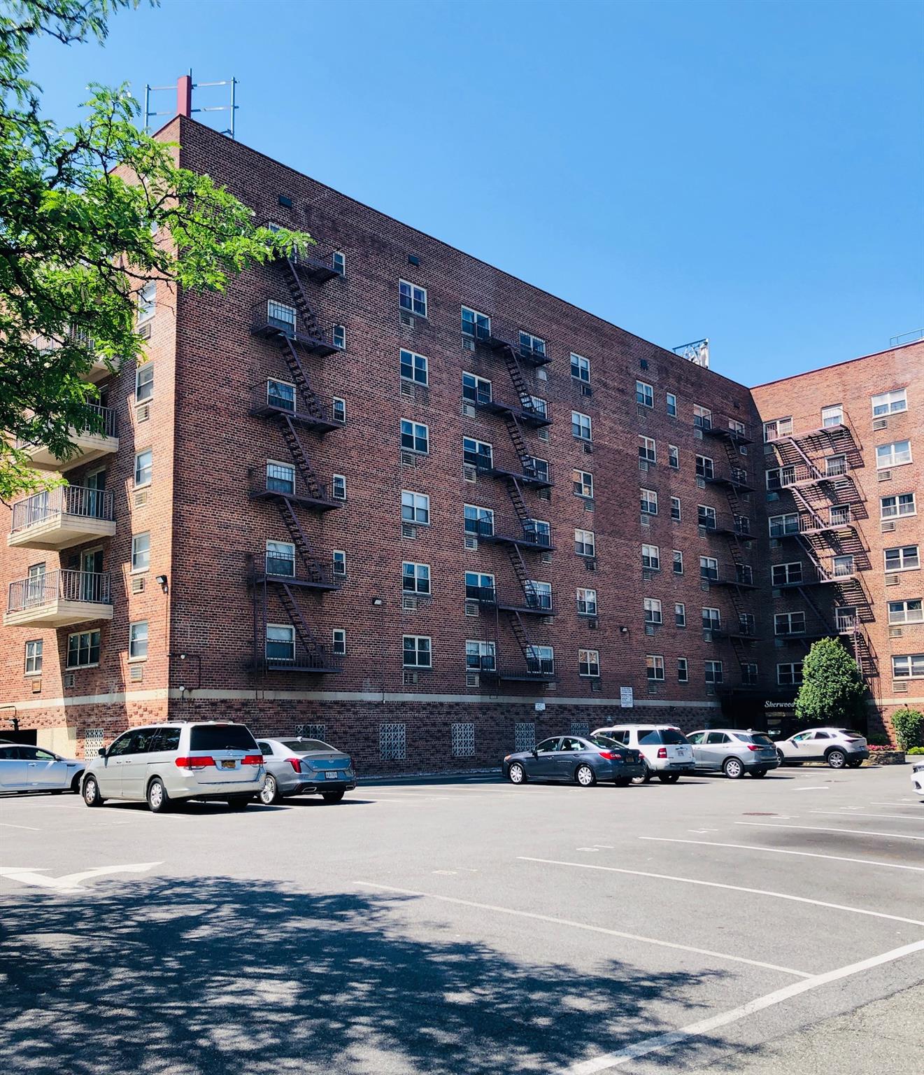 Accepted Offer - waiting on Contracts
Beautiful Studio for sale.  This...