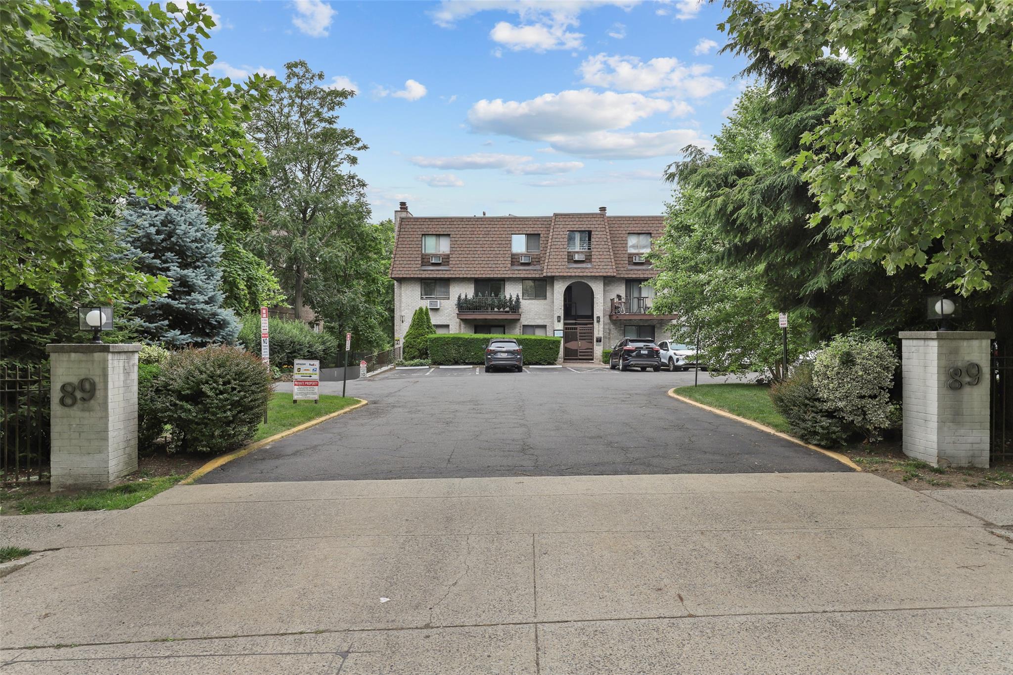 Welcome to White Plains Commons, a highly sought-after condominium com...